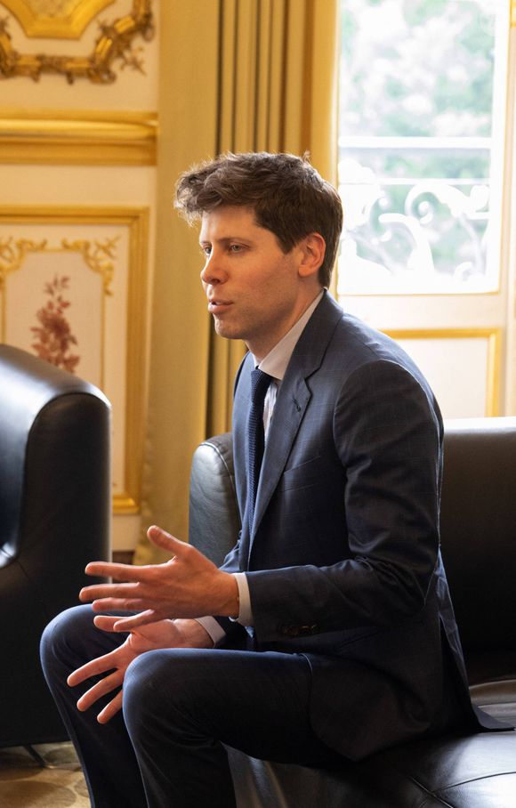 Américain de bientôt 40 ans, il est l'un des nouveaux génies de la tech. 

Le président français, Emmanuel Macron rencontre le président OpenAI, Sam Altman au palais de l'Elysée à Paris, France, le 23 mai 2023. © Jacques Witt/Pool/Bestimage