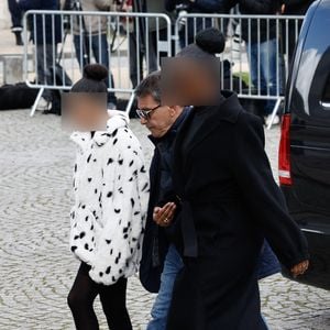 Ses filles, Iris et Maya, ont notamment été aperçues.

Iris et Maya, les filles de la défunte - Obsèques d’Isabelle Mergault à la Coupole du Père-Lachaise à Paris. © Cyril Moreau - Dominique Jacovides / Bestimage