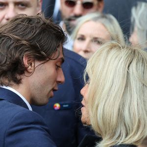 Carlo Agostinelli, Brigitte Macron Sortie des obsèques de Mathilde Favier en l'église Saint-Sulpice à Paris le 31 aout 2026. © Dominique Jacovides-Cyril Moreau/Bestimage