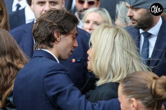 Carlo Agostinelli, Brigitte Macron Sortie des obsèques de Mathilde Favier en l'église Saint-Sulpice à Paris le 31 aout 2026. © Dominique Jacovides-Cyril Moreau/Bestimage