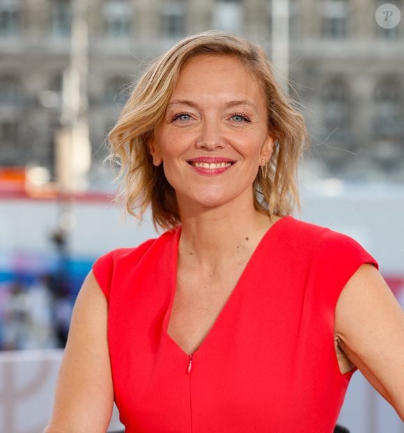 Maya Lauqué est aux commandes de "Télématin". Exclusif - Maya Lauqué - Plateau de l'émission "Paris accueille la flamme Olympique" sur le parvis de l'hôtel de ville à Paris, diffusée en direct sur France 2 en marge du concert de la Place de la République à l'occasion du Relais de la Flamme olympique. © Christophe Clovis / Bestimage