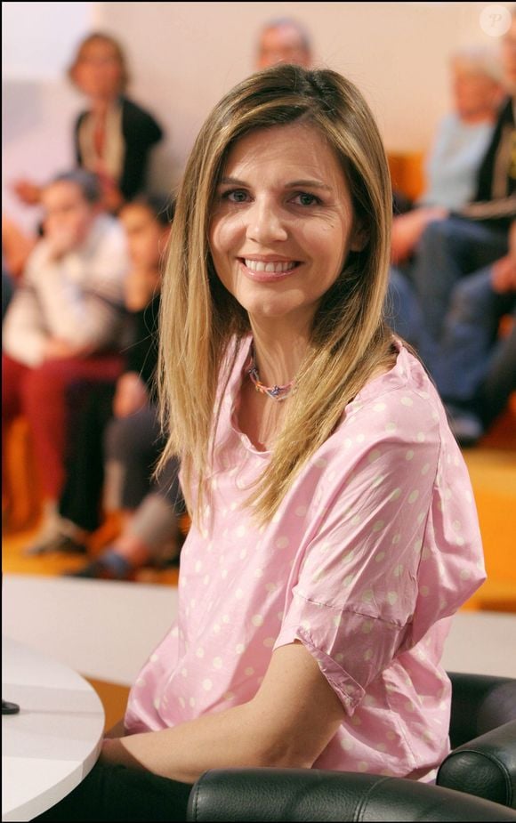Veronika Loubry dans l'émission de TF1 "Incroyable mais vrai", le 29 avril 2004. BAHI / BESTIMAGE