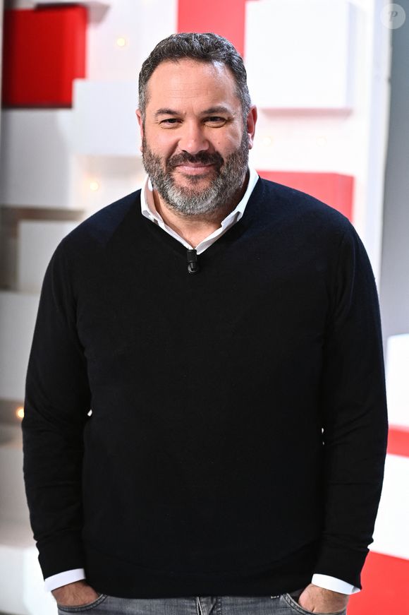 La première partie traite de l'actualité
Exclusif - Bruce Toussaint - Enregistrement de l'émission "Vivement Dimanche", présentée par M.Drucker et diffusée le 19 novembre sur France 3, au Studio Gabriel à Paris
© Guillaume Gaffiot / Bestimage