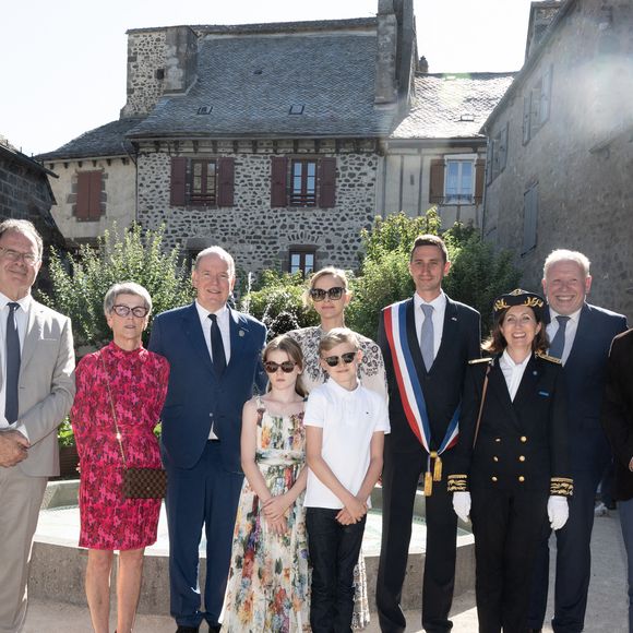 Une visite très attendue car cela faisait 11 ans que la famille princière n'était plus venue. 

Le prince Albert II de Monaco, la princesse Charlène de Monaco, le prince Jacques de Monaco, marquis des Baux, et la princesse Gabriella de Monaco, comtesse de Carladès, ont été accueillis à Mur-de-Barrez en aveyron par M. Pierre Ignace, le maire de la commune et membre de la délégation officielle française lors de la récente visite d’État à Monaco. Une nouvelle médiathèque, créée par la Communauté de communes Aubrac-Carladez-Viadène, a été officiellement baptisée Médiathèque Princesse Gabriella, le 9 juillet 2025. © NivierePool/Bestimage