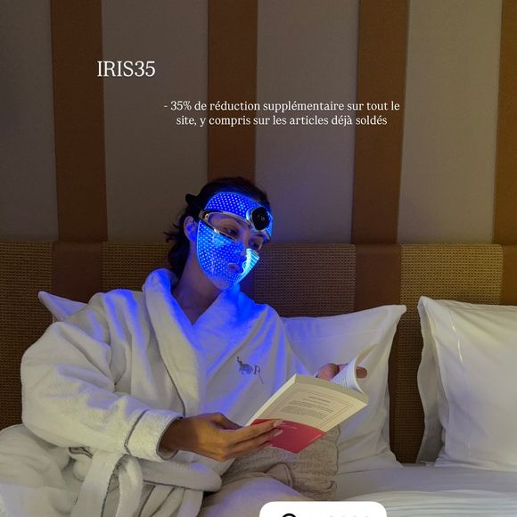 De son côté, Iris Mittenaere s'est également filmé sur le lit de leur chambre en peignoir avec un drôle de masque led sur la figure

Iris Mittenaere, Instagram