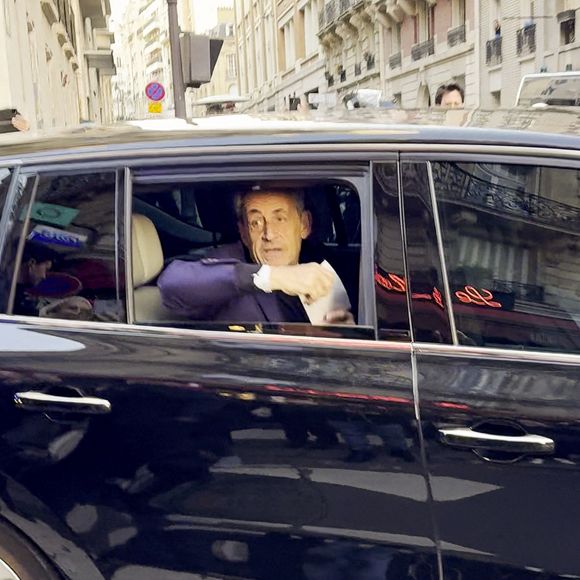 Nicolas Sarkozy en voiture pour se rendre à la prison de La Santé à Paris, France, le 21 octobre 2025. 

© Charles Cohen-Boyer/Bestimage