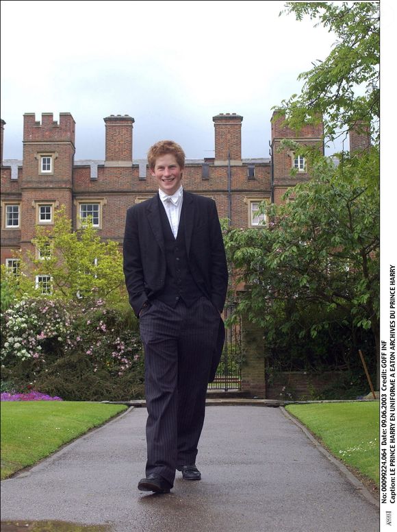 Le Prince Harry, fils cadet du Prince de Galles, qui terminera ses études à Eton College à la fin du mois, porte le School Dress, qui se compose d'une queue de pie et d'un gilet noirs et d'un pantalon à rayures : les premiers datent d'environ 1850 et les seconds de 1900. Il porte des "stick-ups" (c'est-à-dire des cols à oreilles et un nœud papillon) parce qu'il est House Captain of Games. Cette photo, prise le 12 mai 2003, fait partie d'une série publiée avant que le Prince ne termine ses études à Eton.