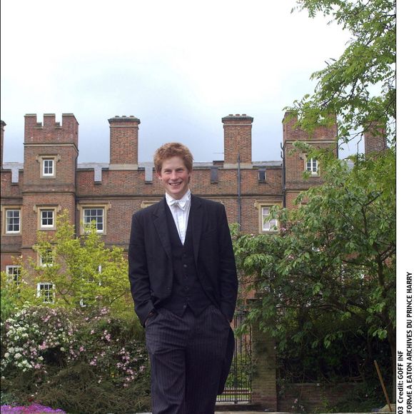 Le Prince Harry, fils cadet du Prince de Galles, qui terminera ses études à Eton College à la fin du mois, porte le School Dress, qui se compose d'une queue de pie et d'un gilet noirs et d'un pantalon à rayures : les premiers datent d'environ 1850 et les seconds de 1900. Il porte des "stick-ups" (c'est-à-dire des cols à oreilles et un nœud papillon) parce qu'il est House Captain of Games. Cette photo, prise le 12 mai 2003, fait partie d'une série publiée avant que le Prince ne termine ses études à Eton.