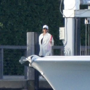 Anna Kournikova apparaît dans une chemise ample, qui recouvre son ventre déjà bien rond.
Anna Kournikova, enceinte, son compagnon Enrique Iglesias et leurs enfants, Lucy et Nicholas, 7 ans, et de leur petite sœur Mary, 5 ans, font une sortie en bateau à Miami, le 12 octobre 2025.
©305SCHOCK / Bestimage