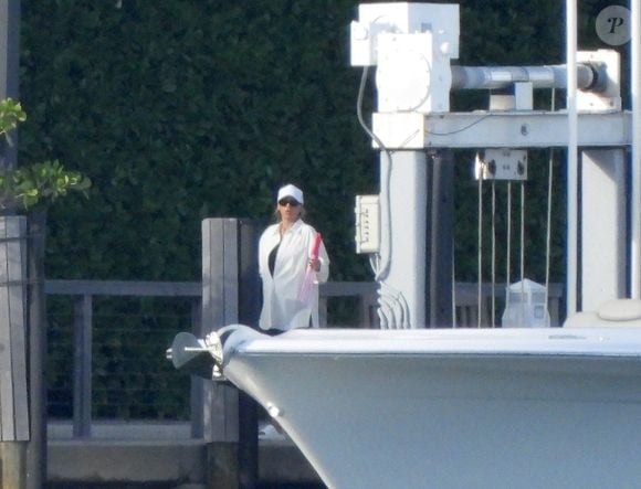 Anna Kournikova apparaît dans une chemise ample, qui recouvre son ventre déjà bien rond.

Anna Kournikova, enceinte, son compagnon Enrique Iglesias et leurs enfants, Lucy et Nicholas, 7 ans, et de leur petite sœur Mary, 5 ans, font une sortie en bateau à Miami, le 12 octobre 2025. 
©305SCHOCK / Bestimage