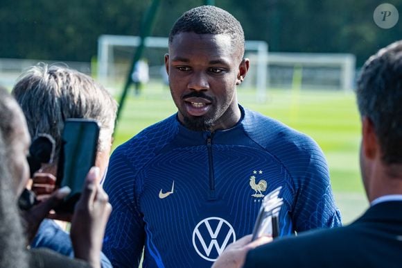“Il m’a attrapée, a pris mon téléphone et a supprimé la vidéo de lui en train de m’attaquer”, ajoute-t-elle sur Marcus Thuram

Marcus Thuram - L'équipe de France de football s'entraine à Clairefontaine avant son match de qualification pour l’Euro 2024, le 12 juin 2023. la France affrontera Gibraltar ce vendredi 16 juin à 20h45 au Stade de l'Algarve à Faro-Loulé au Portugal. Baptiste Autissier / Panoramic / Bestimage