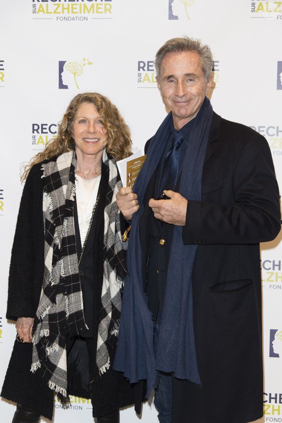 C'est elle qui apparait comme gérante du magasin de ski, celle qui refuse de faire un "prix d'ami" aux amis de Popeye joués par Josiane Balasko et Gérard Jugnot.

Thierry Lhermitte et sa femme Hélène - People au concert du 13ème Gala 2018 de l'Association pour la Recherche sur Alzheimer à la salle Pleyel à Paris le 12 février 2018. L'intégralité des bénéfices de cette soirée servira à financer la recherche sur la maladie d'Alzheimer. © Coadic Guirec-Pierre Perusseau/Bestimage