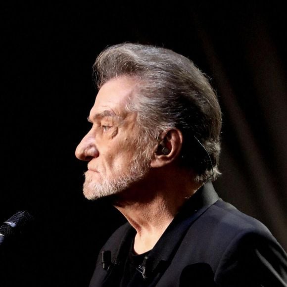 Cet été, il n'y aura pas de scène pour Eddy Mitchell
Exclusif - Eddy Mitchell - Enregistrement de l'émission "Le grand échiquier" à Paris, présentée par C.Chazal. 
© Dominique Jacovides / Bestimage
« Le grand échiquier », le grand rendez-vous culturel, présenté dorénavant par C.Chazal, arrive sur France 3. Pour démarrer les fêtes, de nombreux invités prestigieux, acteurs, chanteurs, danseurs, chorégraphes, musiciens, seront réunis pour une soirée exceptionnelle revisitant les musiques du 7e art avec plein d'autres surprises.
Pour ce premier numéro, C.Chazal proposera aux téléspectateurs un spectacle rempli de rencontres avec des interprétations inédites préparées spécialement pour l’émission et accompagnées par l'orchestre symphonique de N.Guiraud. 
Le temps d’une soirée, Le grand échiquier devient la plus grande salle de spectacles de France.