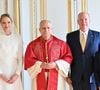 À l’occasion de la visite historique du pape Léon XIV ce samedi 28 mars 2026 à Monaco,

Le pape Léon XIV pose dans le palais princier avec le prince Albert II de Monaco, la princesse Charlène, le prince Jacques et la princesse Gabriella - Visite historique du pape Léon XIV à Monaco le 28 mars 2026.
© Bruno Bebert - Dominique Jacovides / Bestimage