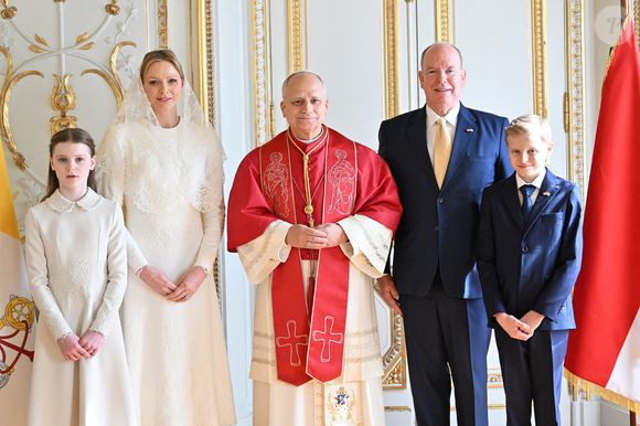 À l’occasion de la visite historique du pape Léon XIV ce samedi 28 mars 2026 à Monaco,

Le pape Léon XIV pose dans le palais princier avec le prince Albert II de Monaco, la princesse Charlène, le prince Jacques et la princesse Gabriella - Visite historique du pape Léon XIV à Monaco le 28 mars 2026.
© Bruno Bebert - Dominique Jacovides / Bestimage