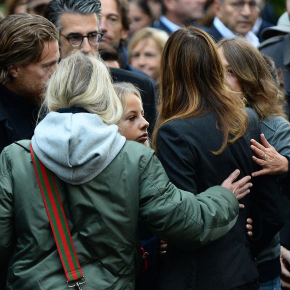 Jean Sarkozy, Giulia SarkozyCarla Bruni, Jean-Claude Darmon - Le clan Sarkozy à la sortie du domicile de Nicolas Sarkozy domicile parisien avant son incarcération à la prison de La Santé à Paris, France, le 21 octobre 2025. Nicolas Sarkozy purgera une peine de cinq ans de prison après avoir été reconnu coupable d'association de malfaiteurs en lien avec un projet de financement de la campagne électorale de 2007 de l'ancien dictateur libyen Mouammar Kadhafi. Nicolas Sarkozy, qui a connu de nombreux ennuis judiciaires depuis sa défaite à la réélection en 2012, sera incarcéré le 21 octobre 2025 pour un projet visant à obtenir des fonds libyens pour sa campagne présidentielle victorieuse de 2007, devenant ainsi le premier ancien dirigeant d'un pays de l'Union européenne à purger une peine de prison. L'ancien dirigeant français a fait appel du verdict et dénoncé une "injustice". © Bestimage