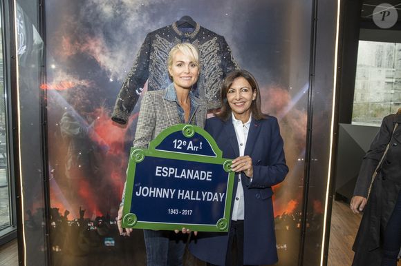 Exclusif - Laeticia Hallyday et Anne Hidalgo, Maire de Paris - Inauguration du "Johnny's Bar" à l'AccorHotels Arena Paris Bercy à Paris, à l'occasion du concert hommage à Johnny Hallyday. Le 14 septembre 2021
© Borde-Jacovides-Moreau / Bestimage