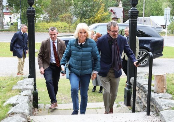 Le 27 septembre 2025, la reine Camilla (Camilla Parker Bowles, reine consort d'Angleterre) assistait au festival littéraire de Braemar, où son fils Tom Parker Bowles était invité à prendre la parole. Photo : GOFF  / BESTIMAGE