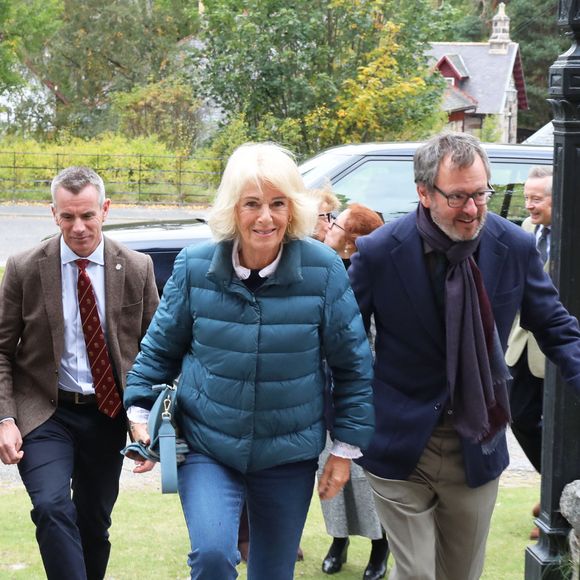 Le 27 septembre 2025, la reine Camilla (Camilla Parker Bowles, reine consort d'Angleterre) assistait au festival littéraire de Braemar, où son fils Tom Parker Bowles était invité à prendre la parole. Photo : GOFF  / BESTIMAGE