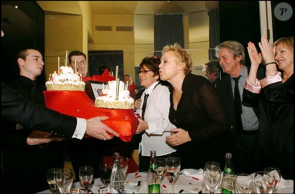 Exclusif - Dani, Tony Krantz, Guy Bedos, Muriel Robin, Alain Delon, Marine Jacquemin - Soirée au Club de l'Etoile pour fêter l'anniversaire de Tony Krantz et Aimée, la défunte mère de Muriel Robin née le même jour que Tony Krantz. Le 7 février 2005. © RACHID BELLAK / BESTIMAGE