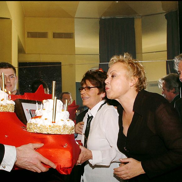 Exclusif - Dani, Tony Krantz, Guy Bedos, Muriel Robin, Alain Delon, Marine Jacquemin - Soirée au Club de l'Etoile pour fêter l'anniversaire de Tony Krantz et Aimée, la défunte mère de Muriel Robin née le même jour que Tony Krantz. Le 7 février 2005. © RACHID BELLAK / BESTIMAGE