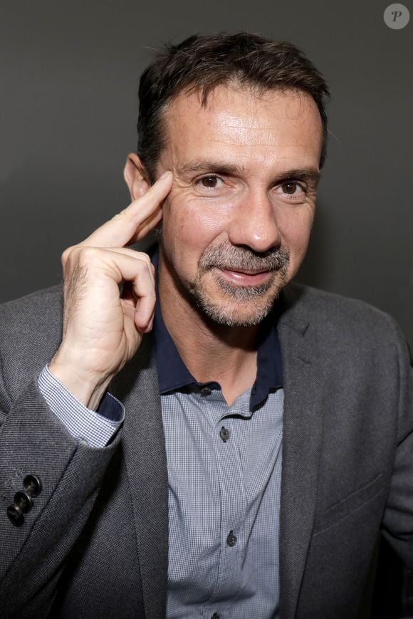 Franck Thilliez conteste fermement et se dit blessé par ces accusations.

Franck Thilliez - 38ème salon du livre de Paris à la Porte de Versailles à Paris le 18 mars 2018. © Cédric Perrin/Bestimage