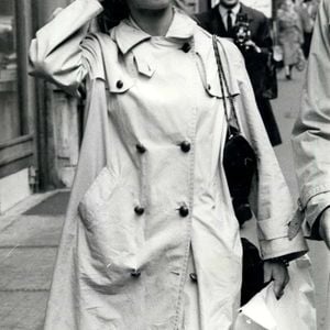 26 octobre 1963 - Brigitte Bardot fait du shopping : Brigitte Bardot, à Londres pour le tournage de l'Adorable Idiot, a fait du shopping dans Rggent Street ce matin. La photo montre B.B. lors de son expédition shopping aujourd'hui.  (Crédit photo : © Keystone Press Agency/ZUMA Press Wire)