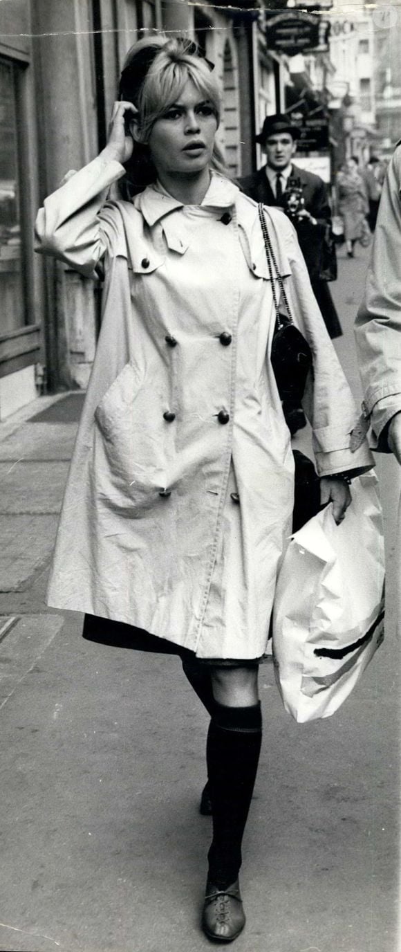26 octobre 1963 - Brigitte Bardot fait du shopping : Brigitte Bardot, à Londres pour le tournage de l'Adorable Idiot, a fait du shopping dans Rggent Street ce matin. La photo montre B.B. lors de son expédition shopping aujourd'hui.  (Crédit photo : © Keystone Press Agency/ZUMA Press Wire)