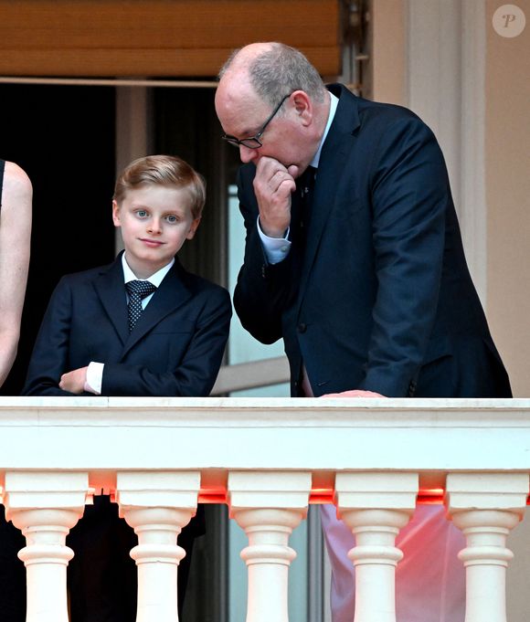Le prince Albert II de Monaco, Le prince Jacques de Monaco, marquis des Baux lors de la célébration de la fête de la Saint Jean sur la Place du Palais princier de Monaco, le 23 juin 2025.

La Saint Jean est à l'origine une fête païenne puis chrétienne. Pour les païens, c'était une fête qui célébrait les moissons. Une fois christianisée, cette fête est devenue celle du solstice d'été et donc la fête de la lumière.

© Bruno Bebert / Bestimage