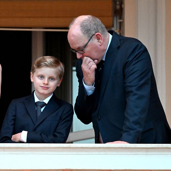 Le prince Albert II de Monaco, Le prince Jacques de Monaco, marquis des Baux lors de la célébration de la fête de la Saint Jean sur la Place du Palais princier de Monaco, le 23 juin 2025.

La Saint Jean est à l'origine une fête païenne puis chrétienne. Pour les païens, c'était une fête qui célébrait les moissons. Une fois christianisée, cette fête est devenue celle du solstice d'été et donc la fête de la lumière.

© Bruno Bebert / Bestimage