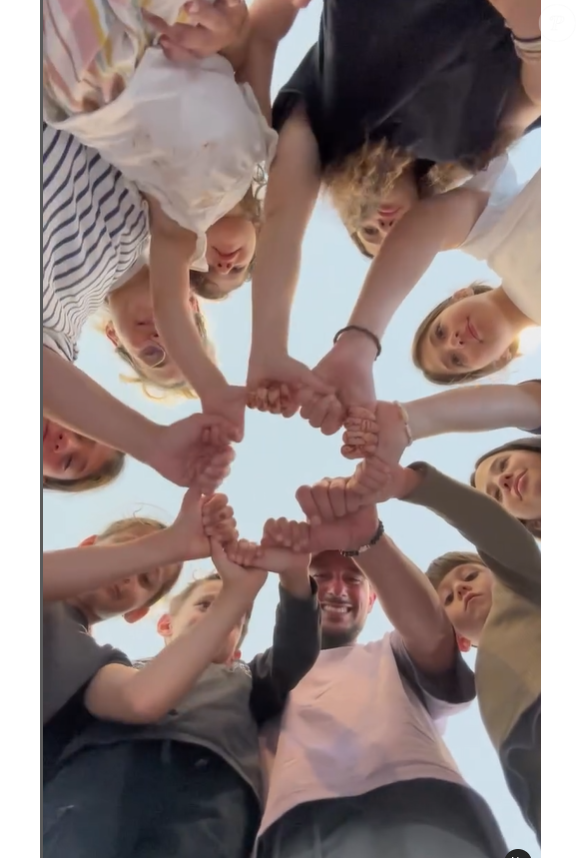 Emilie et Franck Fanich de 'Familles nombreuses' avec leurs enfants - juin 2024