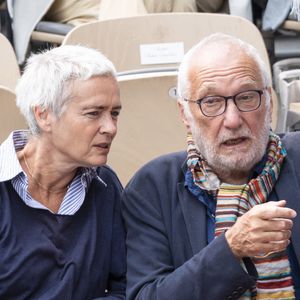 François Berléand et sa femme Alexia Stresi en tribunes lors des Internationaux de France de Tennis de Roland Garros 2025, à Paris, France, le 7 juin 2025. © Cyril Moreau/Bestimage