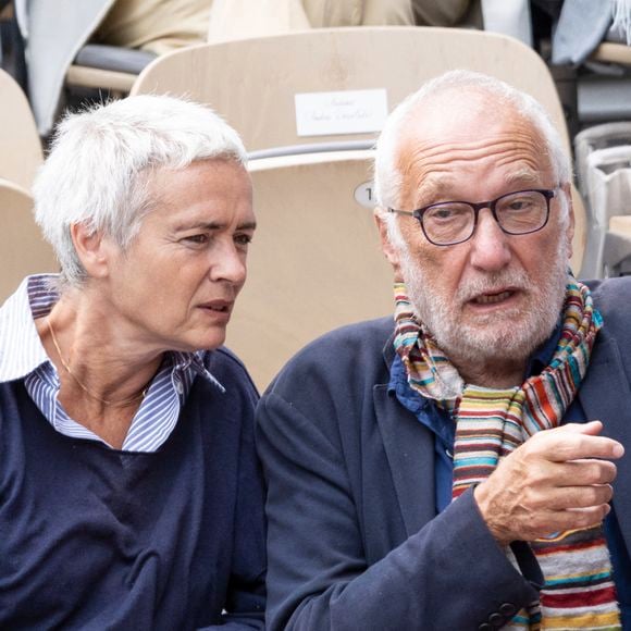 François Berléand et sa femme Alexia Stresi en tribunes lors des Internationaux de France de Tennis de Roland Garros 2025, à Paris, France, le 7 juin 2025. © Cyril Moreau/Bestimage