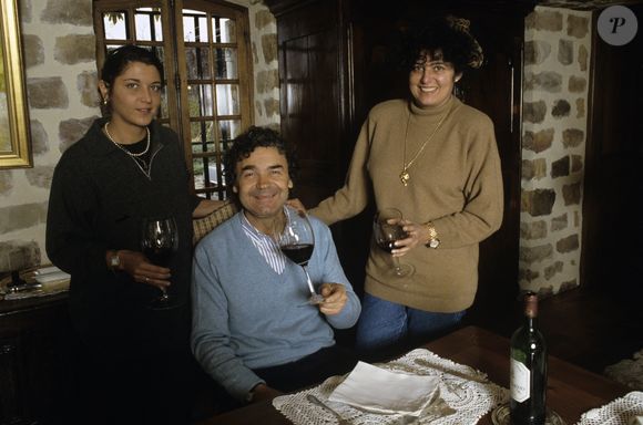 Dans cet entretien, il a évoqué sa demeure à Nangis (Seine-et-Marne), une ancienne ferme qu’il a restaurée et agrandie avec sa femme.

En France, à Nangis, portrait de Pierre Perret chez lui, avec sa fille Julie et sa femme Rebecca en novembre 1987

Michel CROIZARD via Bestimage
