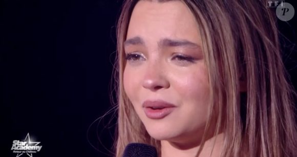 Très émue, la candidate de 19 ans a pris la parole devant les élèves, le jury et Nikos Aliagas. 

"Star Academy", 27 décembre 2025 TF1