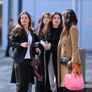 Magda Vavrusova (haut blanc, compagne de Gérard Depardieu) lors de la suspension d'audience du procès de Gérard Depardieu pour agressions sexuelles sur deux femmes lors d'un tournage de film en 2021, au tribunal correctionnel de Paris, France, le 25 mars 2025. Depardieu, 76 ans, qui a réalisé plus de 200 films et séries télévisées, a été accusé de comportement inapproprié par une vingtaine de femmes, mais c'est la première affaire à être jugée. Les deux plaignantes - Amélie, 54 ans, décoratrice, et Sarah (nom modifié), 34 ans, assistante réalisatrice - allèguent une agression sexuelle lors du tournage en 2021 de « Les Volets Verts » du réalisateur Jean Becker. © Pierre Perusseau/Bestimage