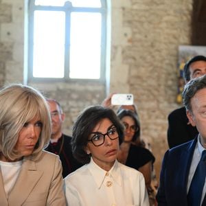 Brigitte Macron, la ministre française de la Culture Rachida Dati et le journaliste français Stéphane Bern lors d'une visite du manège de l'abbaye de Pontlevoy, à Pontlevoy, en France, le 19 septembre 2025, dans le cadre de la 42e édition des Journées européennes du patrimoine. © Eliot Blondet/Pool/Bestimage
