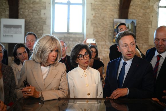 Brigitte Macron, la ministre française de la Culture Rachida Dati et le journaliste français Stéphane Bern lors d'une visite du manège de l'abbaye de Pontlevoy, à Pontlevoy, en France, le 19 septembre 2025, dans le cadre de la 42e édition des Journées européennes du patrimoine. © Eliot Blondet/Pool/Bestimage