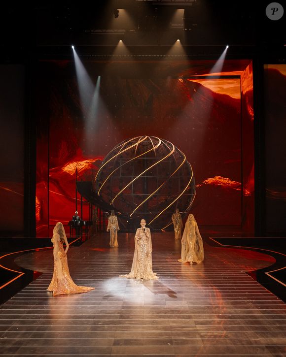 Concert de Celine Dion au défilé anniversaire Elie Saab "1001 Seasons of Elie Saab" à l'espace "The Venue" à Riyad, Arabie saoudite le 13 novembre 2024.
Celine Dion fait son grand retour sur sène depuis son éloignement du public à l’événement “1001 Seasons of Elie Saab”, organisé le 13 novembre 2024 à l’espace The Venue à Riyad.
Elie Saab a célébré le 45ème anniversaire du créateur avec un défilé de 90 minutes de 300 pièces exclusives de la collection Riyadh Season Fall 2025, inspirées des Mille et Une Nuits, avec une direction artistique signée C.Roitfeld. 
Parmi les performances, on a pu voir J.Lopez, Celine Dion, N.Ajram, Amr Diab et C.Cabello.

© Tiziano Da Silva / Bestimage
