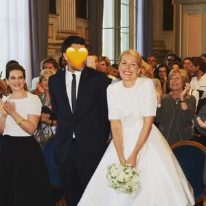 Le contexte était alors parfait, puisque le couple célébrait ses dix ans de mariage. À cette occasion, le mari de la présentatrice avait accepté de lui délivrer un touchant message. 

Agathe Lecaron et son mari François Pellissier, lors de leur mariage en juin 2015.

Instagram @agathelecaron