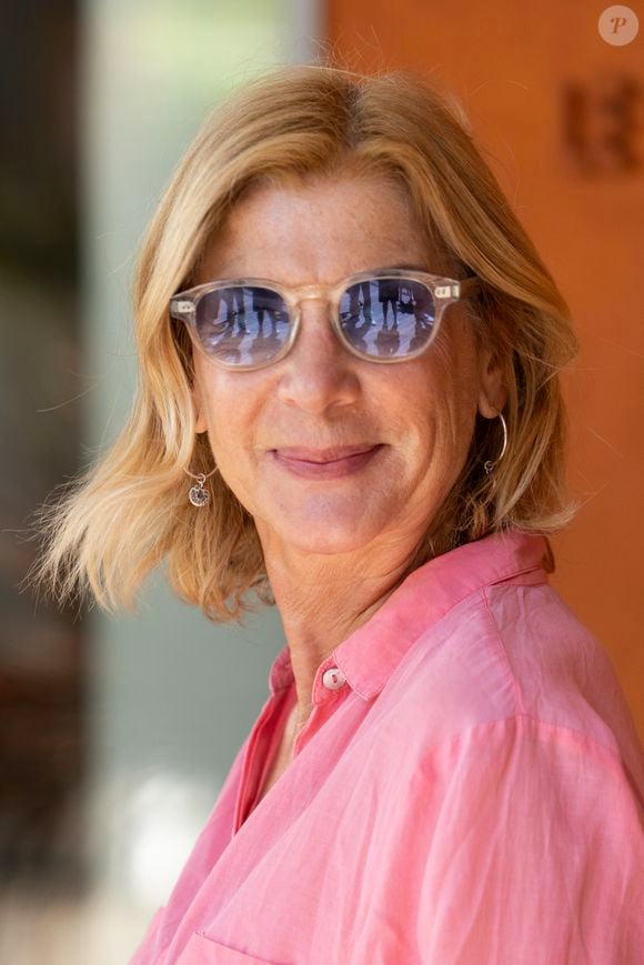 Michèle Laroque au village lors des Internationaux de France de Tennis de Roland Garros 2025. Paris, le 30 mai 2025. 
© Moreau / Jacovides / Bestimage