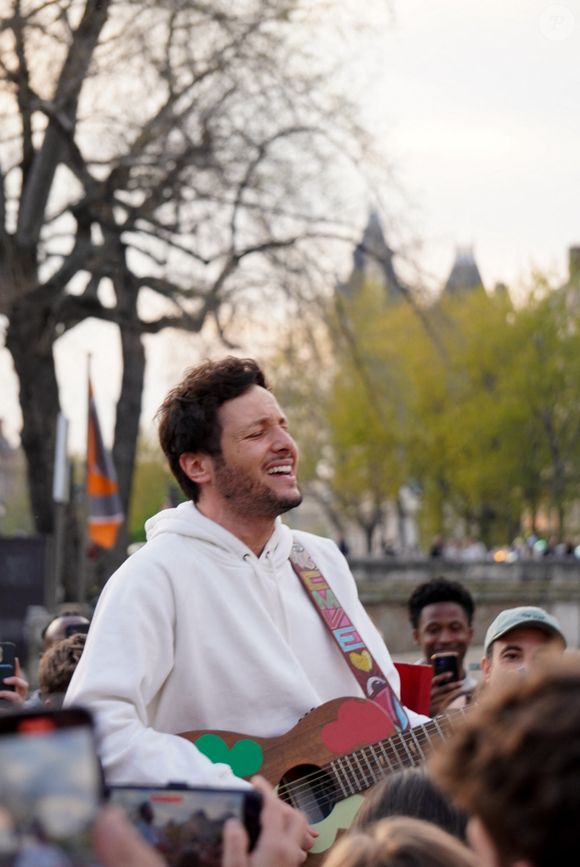 Ce travail solitaire lui a permis de se recentrer et de retrouver un émerveillement quotidien.

Le chanteur Vianney a improvisé un concert sur le parvis de Notre-Dame de Paris le 8 avril 2025. © Jack Bussat / Bestimage