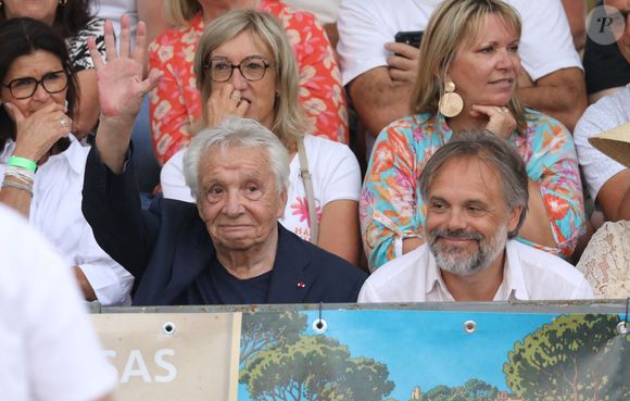 Semi-exclusif - Michel Sardou, Romain Sardou - Michel Sardou rend hommage à son père en famille lors du premier trophée de pétanque "Fernand Sardou" à Bormes-les-Mimosas le 29 mai 2026. Le célèbre chanteur est venu en famille avec sa femme, son fils Romain avec son fils de deux ans et demi et de sa compagne enceinte de son deuxième enfant.
La première édition du Trophée Fernand Sardou est organisée du 29 au 31 mai au coeur du village de Bormes les Mimosas. Une initiative portée par Michel et son fils Romain, pour rendre hommage à leur illustre parent Fernand Sardou au travers d'un tournoi de pétanque.
En lien avec la municipalité et l'Amicale Bouliste Borméenne (ABB), un premier Trophée Fernand Sardou sera organisé avec deux grands temps forts : Le vendredi, dès 18h, un tournoi d'exhibition sera proposé et verra s'affronter 16 triplettes. Puis un concours fédéral à pétanque sera organisé le weekend et ouvert à tous les amateurs. 128 équipes seront réparties sur les sites les plus emblématiques du village, à savoir au boulodrome de la place Saint-François, mais aussi au parc Cigalou, sur le site du château et à l'ancien stade. © Franz Chavaroche/Bestimage