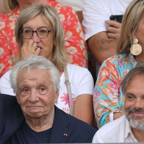 Semi-exclusif - Michel Sardou, Romain Sardou - Michel Sardou rend hommage à son père en famille lors du premier trophée de pétanque "Fernand Sardou" à Bormes-les-Mimosas le 29 mai 2026. Le célèbre chanteur est venu en famille avec sa femme, son fils Romain avec son fils de deux ans et demi et de sa compagne enceinte de son deuxième enfant.
La première édition du Trophée Fernand Sardou est organisée du 29 au 31 mai au coeur du village de Bormes les Mimosas. Une initiative portée par Michel et son fils Romain, pour rendre hommage à leur illustre parent Fernand Sardou au travers d'un tournoi de pétanque.
En lien avec la municipalité et l'Amicale Bouliste Borméenne (ABB), un premier Trophée Fernand Sardou sera organisé avec deux grands temps forts : Le vendredi, dès 18h, un tournoi d'exhibition sera proposé et verra s'affronter 16 triplettes. Puis un concours fédéral à pétanque sera organisé le weekend et ouvert à tous les amateurs. 128 équipes seront réparties sur les sites les plus emblématiques du village, à savoir au boulodrome de la place Saint-François, mais aussi au parc Cigalou, sur le site du château et à l'ancien stade. © Franz Chavaroche/Bestimage