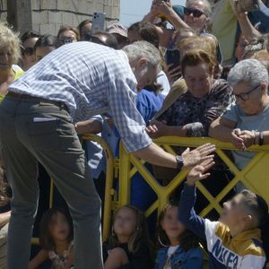 Le roi Felipe VI et la reine Letizia saluent leurs voisins lors d'une visite à Ourense, le 28 août 2025, à Ourense, en Galice, en Espagne. Le roi et la reine d'Espagne effectuent aujourd'hui une visite officielle dans différentes parties de la province d'Ourense, la région la plus touchée par la récente vague d'incendies de forêt. L'objectif de cette visite est de constater de visu l'étendue des dégâts, d'écouter les demandes des habitants et de transmettre un message de soutien et de solidarité. La journée débutera au centre de coordination du district forestier XIV, à Verín, et se terminera par une visite à l'école publique de Medeiros. © Rosa Veiga/Europa Press/Bestimage