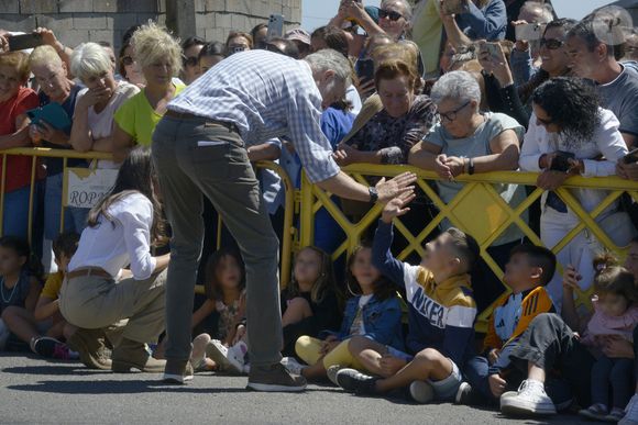 Le roi Felipe VI et la reine Letizia saluent leurs voisins lors d'une visite à Ourense, le 28 août 2025, à Ourense, en Galice, en Espagne. Le roi et la reine d'Espagne effectuent aujourd'hui une visite officielle dans différentes parties de la province d'Ourense, la région la plus touchée par la récente vague d'incendies de forêt. L'objectif de cette visite est de constater de visu l'étendue des dégâts, d'écouter les demandes des habitants et de transmettre un message de soutien et de solidarité. La journée débutera au centre de coordination du district forestier XIV, à Verín, et se terminera par une visite à l'école publique de Medeiros. © Rosa Veiga/Europa Press/Bestimage