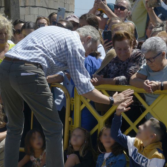 Le roi Felipe VI et la reine Letizia saluent leurs voisins lors d'une visite à Ourense, le 28 août 2025, à Ourense, en Galice, en Espagne. Le roi et la reine d'Espagne effectuent aujourd'hui une visite officielle dans différentes parties de la province d'Ourense, la région la plus touchée par la récente vague d'incendies de forêt. L'objectif de cette visite est de constater de visu l'étendue des dégâts, d'écouter les demandes des habitants et de transmettre un message de soutien et de solidarité. La journée débutera au centre de coordination du district forestier XIV, à Verín, et se terminera par une visite à l'école publique de Medeiros. © Rosa Veiga/Europa Press/Bestimage
