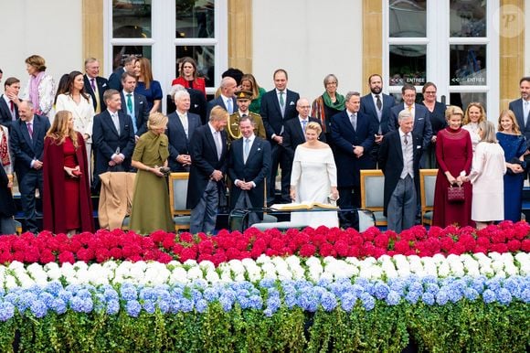 Le Grand-Duc Guillaume, le nouveau Grand-Duc de Luxembourg, la Grande-Duchesse Stéphanie, le Prince Charles, le Prince Louis, le Grand-Duc Henri, la Grande-Duchesse Maria Teresa, le Prince Félix, la Princesse Claire, la Princesse Alexandra, Mr. Nicolas Bagory, le Prince Louis, le Prince Sébastien, le Roi Willem-Alexander, la Reine Maxima, la Princesse Amalia, le Roi Philippe, Filip de Belgique, la Reine Mathilde, la Princesse Elisabeth à l'Hôtel de Ville de Luxembourg, lors de l'abdication du Grand-Duc Henri et de l'avènement de son fils le Grand-Duc héréditaire Guillaume. Le 3 octobre 2025. Photo by Mischa Schoemaker/ABACAPRESS.COM