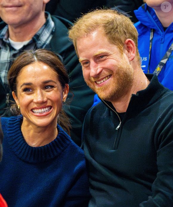 Le prince Harry, duc de Sussex et Meghan Markle, duchesse de Sussex, assistent à un match de basketball en fauteuil lors des "Invictus Games Vancouver Whistler 2025" à Vancouver, le 9 février 2025. Backgrid USA / Bestimage