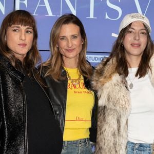 Elle a pris la pose avec Camille Cottin, Monia Chokri et Nathan Ambrosioni.

Juliette Armanet, Camille Cottin et Monia Chokri assistent à l'avant-première de 'Les enfants vont bien' au cinéma UGC Les Halles, à Paris, France, le 18 novembre 2025. Photo par Mireille Ampilhac/ABACAPRESS.COM